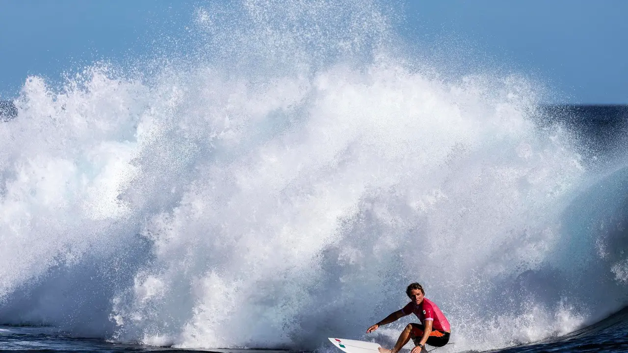 El mexicano Alan Cleland compite en Teahupo'o, este domingo 28. EFE/EPA/FAZRY ISMAIL
