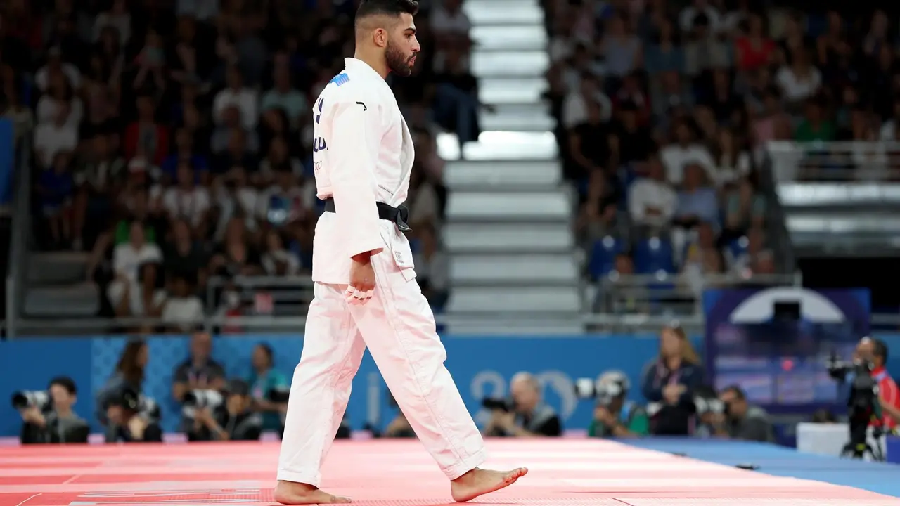 El israel&iacute; Tohar Butbul se retira tras no presentarse al combate el argelino Messaoud Redouane Dris. EFE/EPA/DANIEL IRUNGU