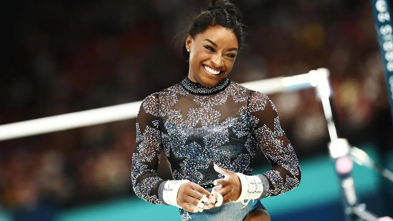 La estadounidense Simone Biles tras competir este domingo en Par&iacute;s. EPA/ANNA SZILAGYI