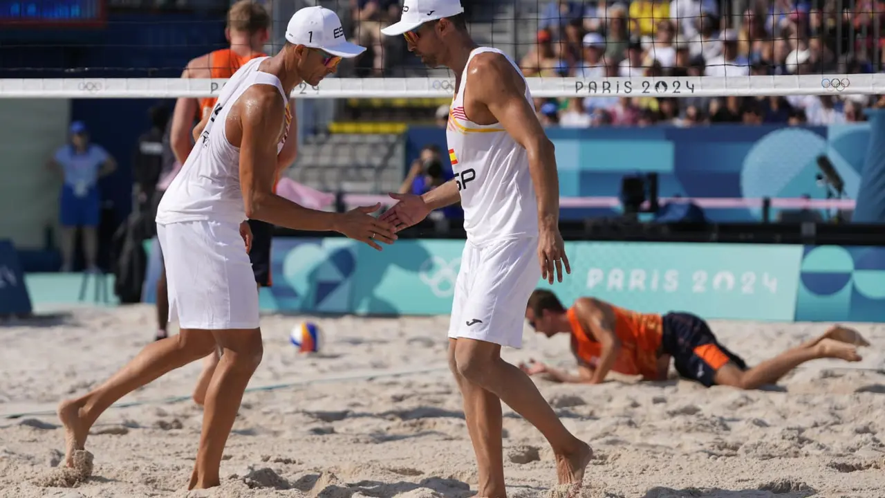 Los espa&ntilde;oles Pablo Herrera Allepuz (i) y Adri&aacute;n Gavira Collado (d) durante partido de voley playa masculino entre Espa&ntilde;a y Holanda en Par&iacute;s, Francia, este lunes. EFE/ COE via X /SOLO USO EDITORIAL/SOLO DISPONIBLE PARA ILUSTRAR LA NOTICIA QUE ACOMPA&Ntilde;A (CR&Eacute;DITO OBLIGATORIO)