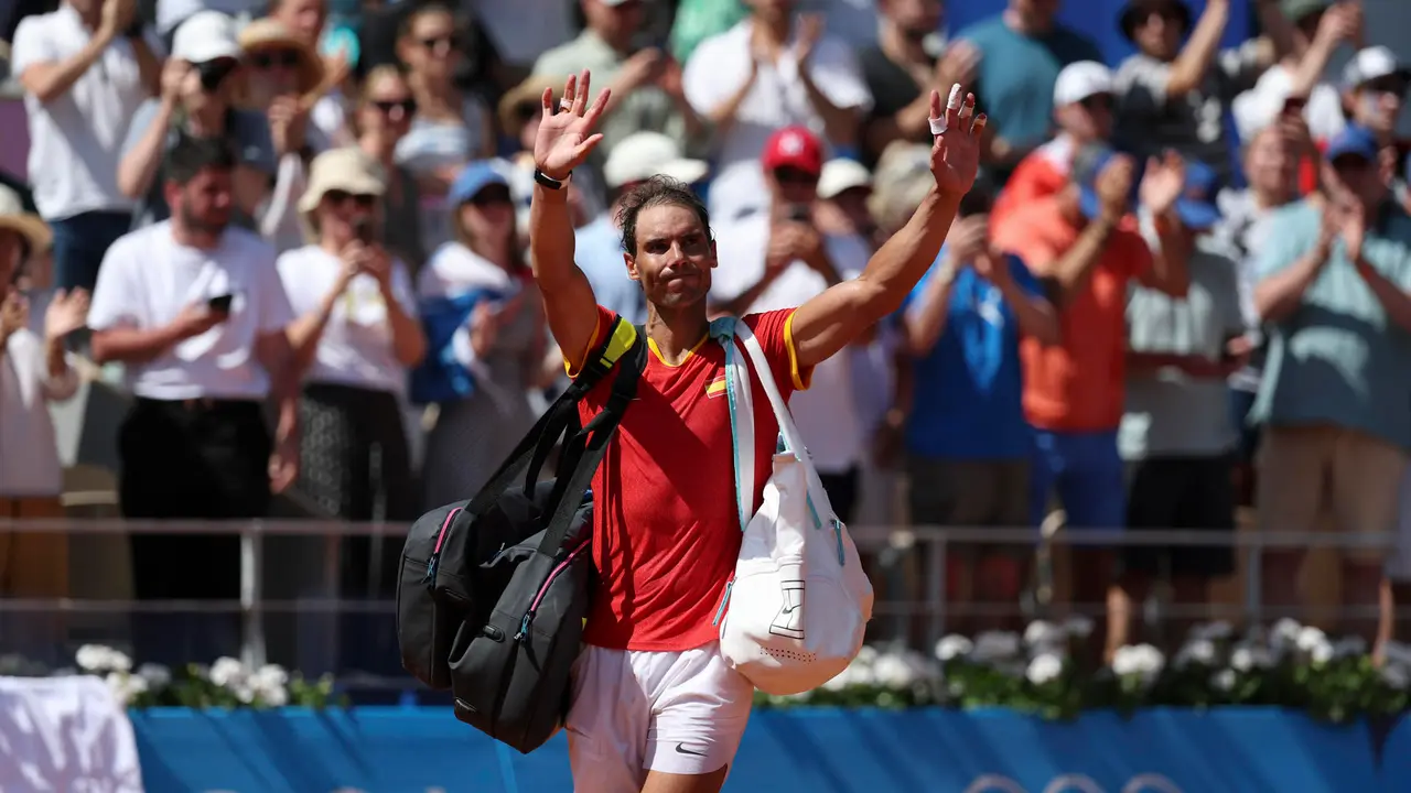 El tenista espa&ntilde;ol Rafa Nadal se despide del p&uacute;blico tras caer ante el serbio Novak Djokovic durante el partido celebrado en el marco de los Juegos Ol&iacute;mpicos de Par&iacute;s, este lunes. EFE/ Juanjo Mart&iacute;n