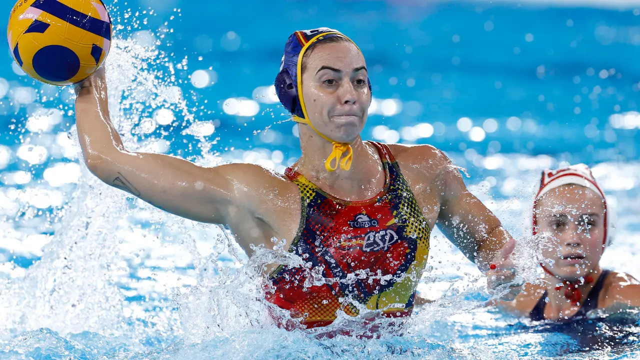 La lateral espa&ntilde;ola Bea Ortiz (i) lanza ante Estados Unidos este lunes, durante el partido del Grupo B de la ronda preliminar de Waterpolo Femenino de los Juegos Ol&iacute;mpicos de Par&iacute;s 2024, en el Centro Acu&aacute;tico de la capital francesa. EFE/ Miguel To&ntilde;a