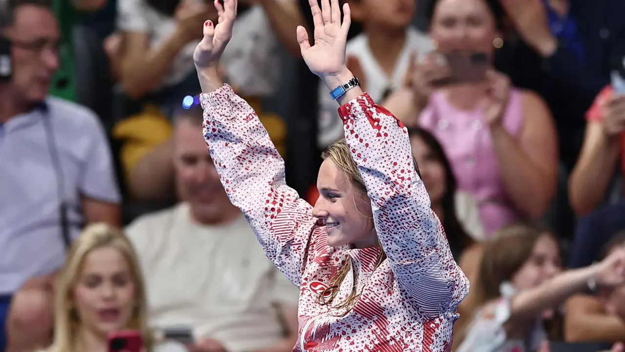 La joven canadiense Summer McInstosh con la medalla al cuello en La Defense Arena en Par&iacute;s, Francia. EFE/EPA/ANNA SZILAGYI