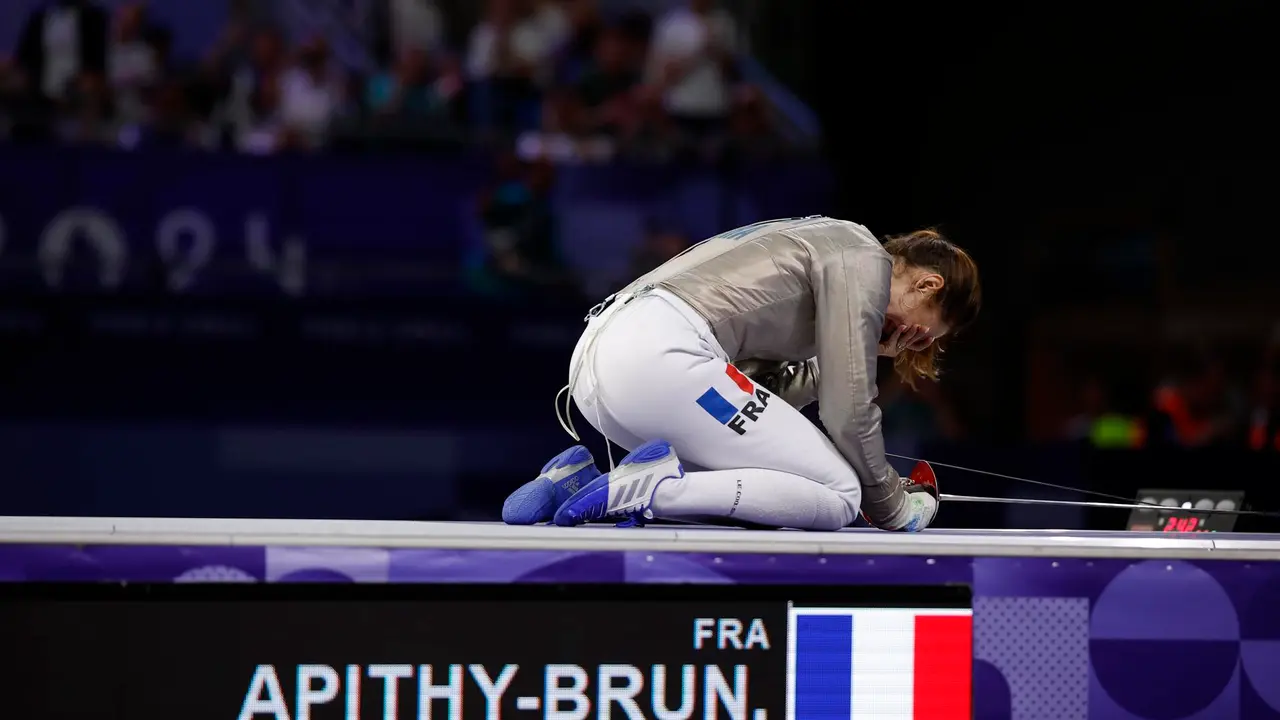 La francesa Manon Apithy-Brunet campeona ol&iacute;mpica de sable en el Grand Palais en Par&iacute;s, Francia. EFE/EPA/YOAN VALAT