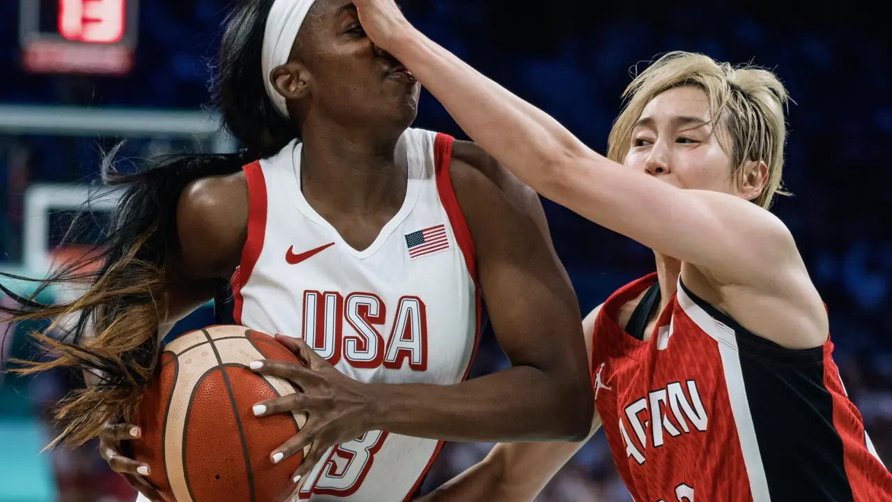 La estadounidense Jackie Young (I) sufre la defensa de la japonesa Saori Miyazaki durante el partido del grupo C jugado en el Pierre Mauroy Stadium en Villeneuve-d'Ascq, Francia. EFE/EPA/ALEX PLAVEVSKI