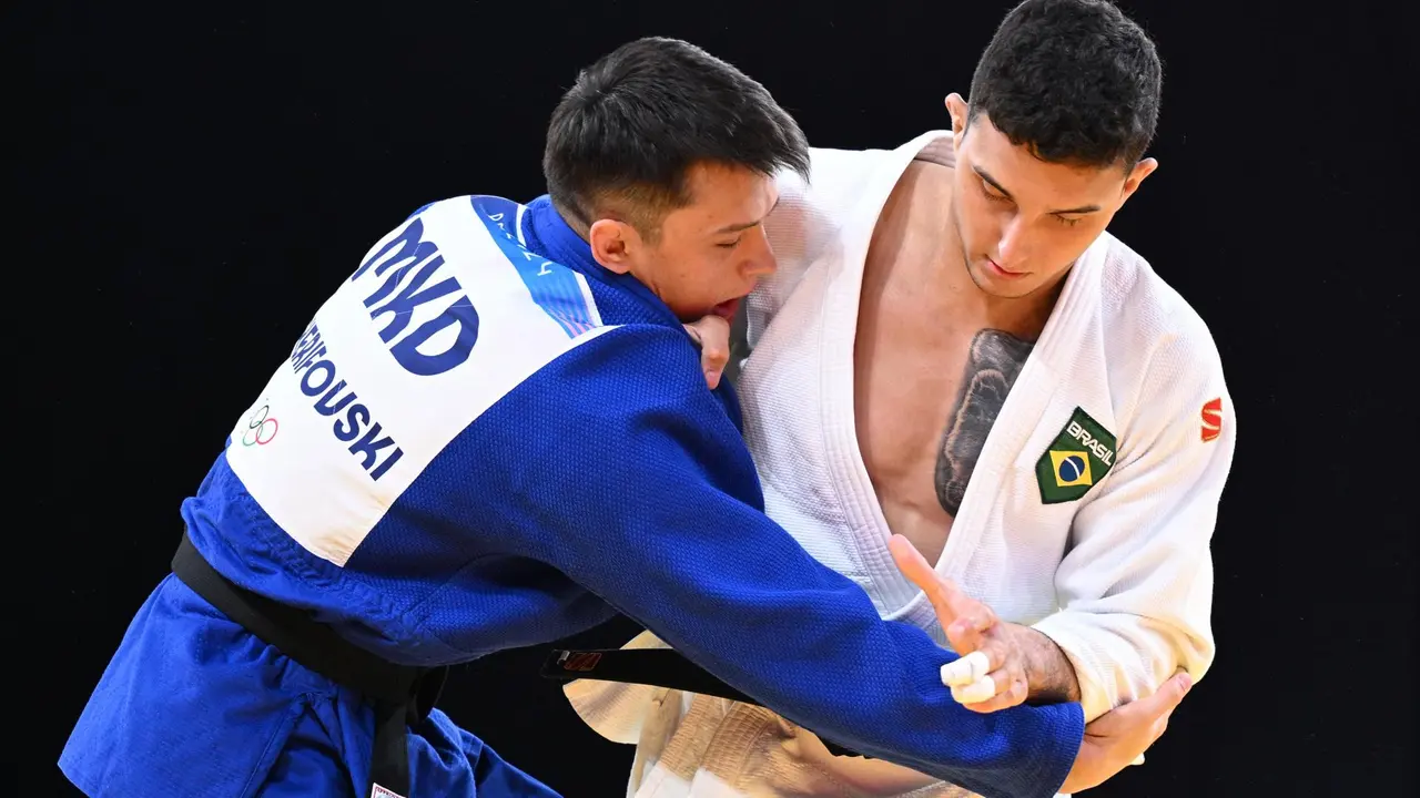 El judoca Guilherme Schimidt, uno de los candidatos de Brasil a lograr medallas, durante el combate con el macedonio Edi Sherifovski (por 11-0, ippon y waza-ari). EFE/EPA/CAROLINE BLUMBERG