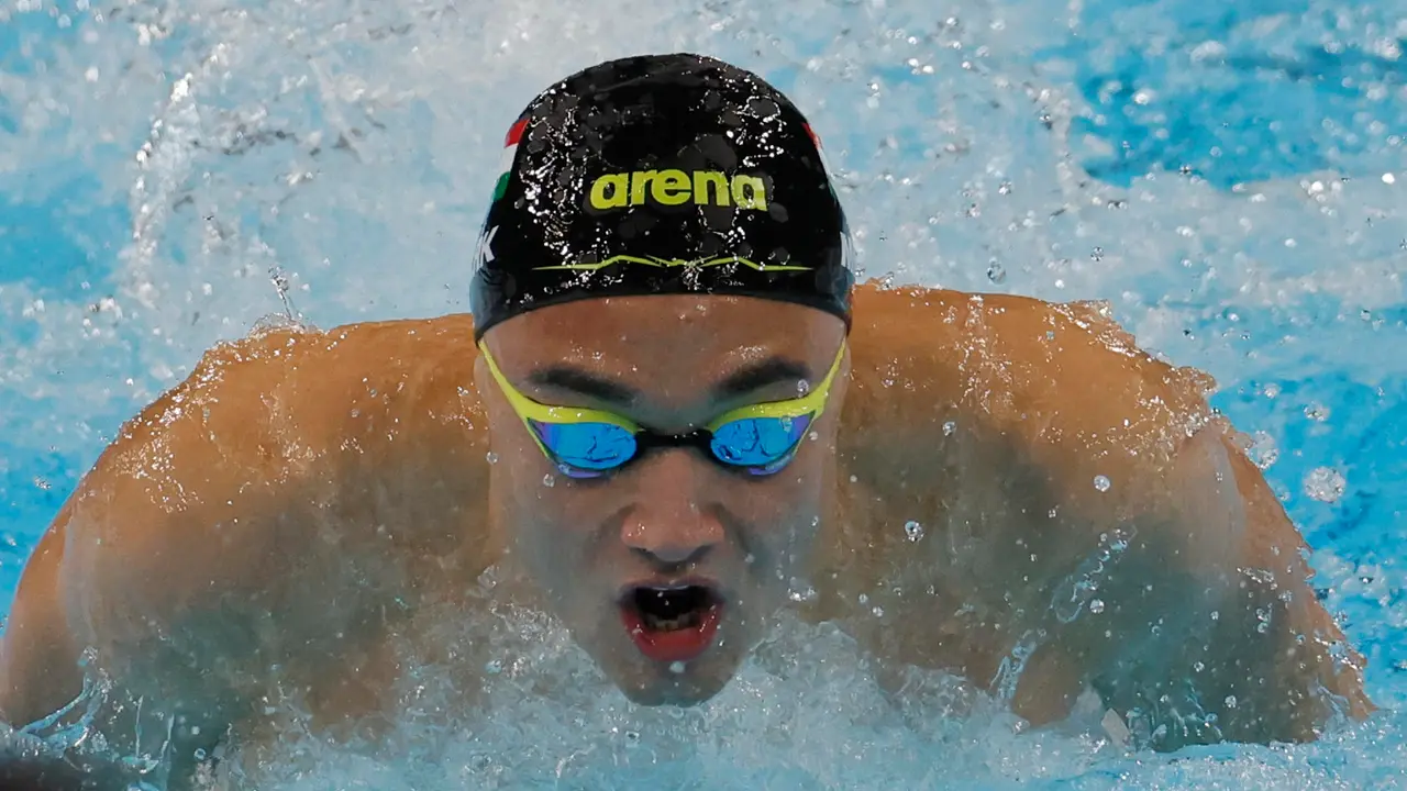 El nadador h&uacute;ngaro Kristof Milak compite para romper el r&eacute;cord del mundo en su serie de los 200m mariposa masculinos. EFE/ Lavandeira Jr.