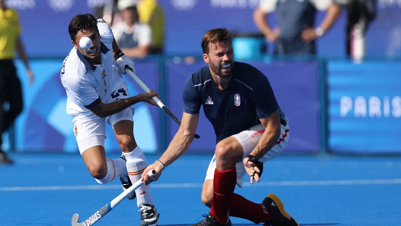 El jugador espa&ntilde;ol Ignacio Rodr&iacute;guez (i) lucha por la bola con el galo Cristoforo Peters-Deutz (d) durante su partido de hockey sobre hierba de los juegos ol&iacute;mpicos de Par&iacute;s 2024 en el estadio Yves-du-Manoir de Colombes (Francia). EFE/ Sashenka Guti&eacute;rrez