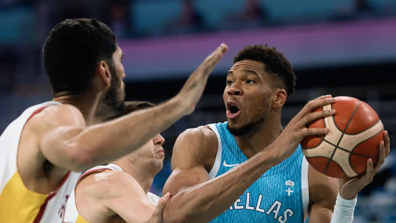 El griegoGiannis Antetokounmpo (d) en acci&oacute;n contra el espa&ntilde;ol Santi Aldama durante el partido entre Espa&ntilde;a y Grecia en los Juegos Ol&iacute;mpicos de Par&iacute;s 2024, en el Pierre Estadio Mauroy en Villeneuve-d'Ascq, Francia. EFE/EPA/ALEX PLAVEVSKI