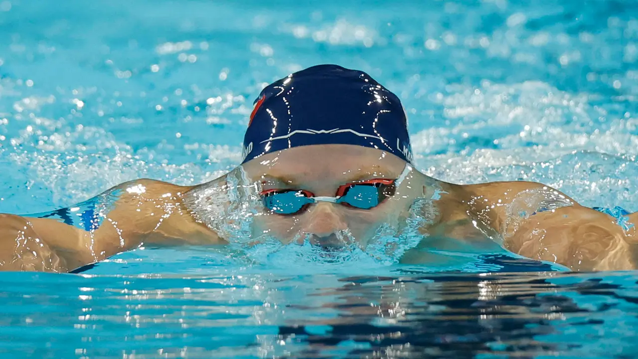El nadador franc&eacute;s Leon Marchand compite en su serie de los 200m braza masculinos de los Juegos Ol&iacute;mpicos de Par&iacute;s 2024 este martes en Nanterre. EFE/ Lavandeira Jr.