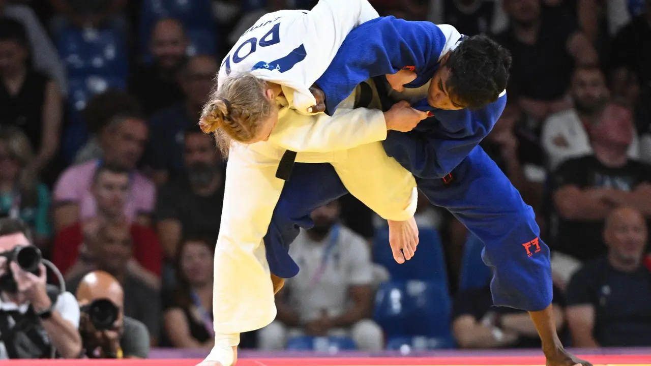 Prisca Awiti Alcaraz, azul) durante su combate con la austr&iacute;aca Lubjana Piovesana este martes. EFE/EPA/CAROLINE BLUMBERG