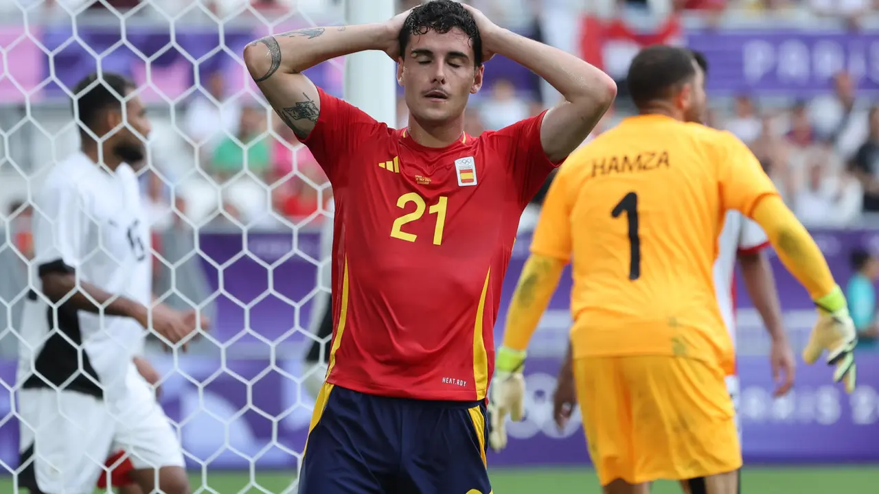 El jugador espa&ntilde;ol Sergio Camello reacciona tras recibir el 0-2 durante su partido del Grupo C de f&uacute;tbol masculino de los Juegos Ol&iacute;mpicos de Par&iacute;s 2024 en el Estadio de Burdeos (Francia) este martes. EFE/ Kiko Huesca