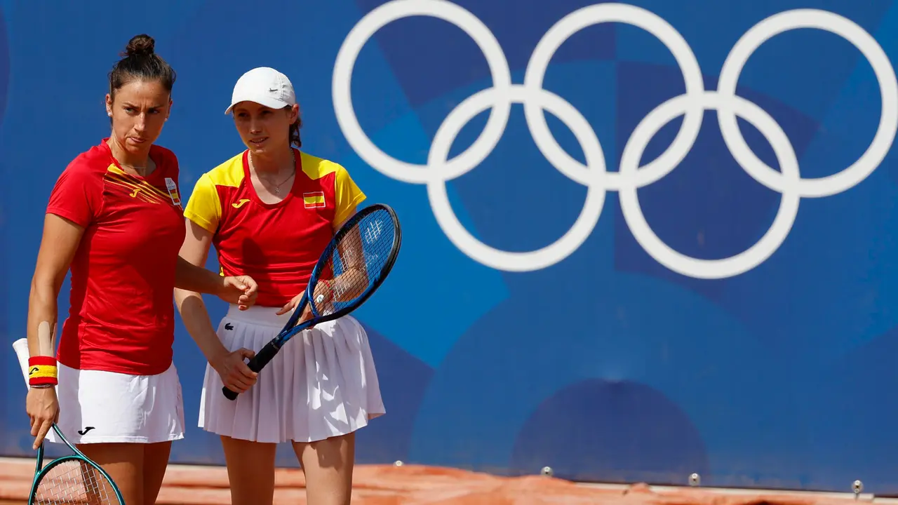 - Las jugadoras espa&ntilde;olas Cristina Bucsa (d) y Sara Sorribes conversan este martes, durante el partido de segunda ronda de dobles femenino de tenis, parte de los Juegos Ol&iacute;mpicos de Par&iacute;s 2024, en la capital francesa. EFE/ Juanjo Mart&iacute;n