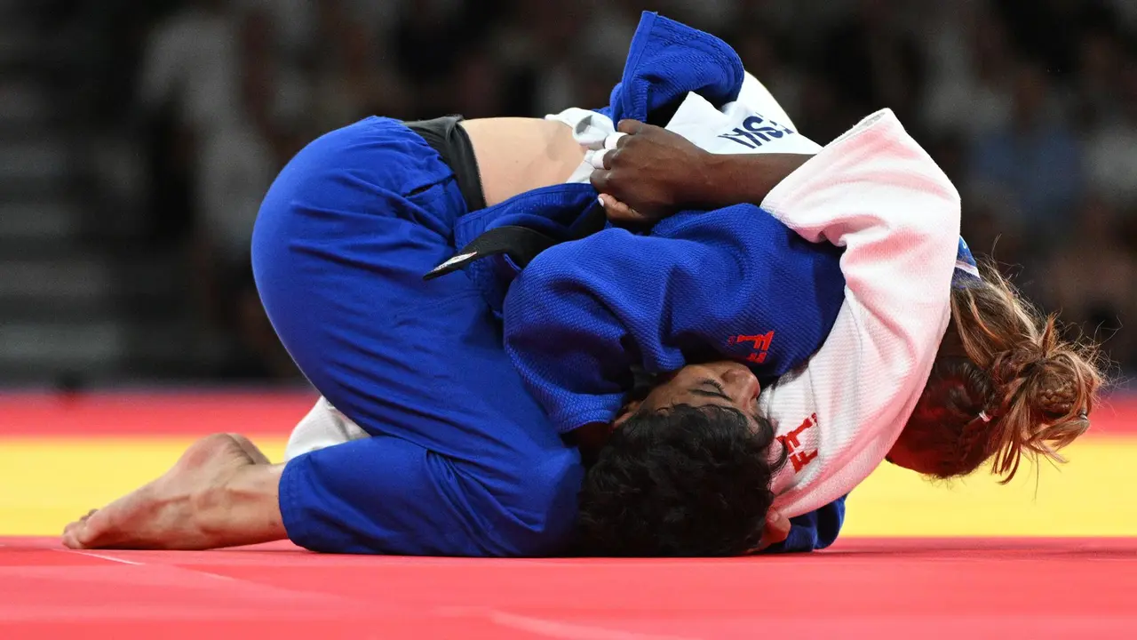 La eslovena Andreja Leski (azul) y la mexicana Prisca Awiti Alcaraz (banco) en acci&oacute;n durante la final en la categor&iacute;a -63kg en los Campos de Marte, Par&iacute;s, Francia.EFE/EPA/CAROLINE BLUMBERG