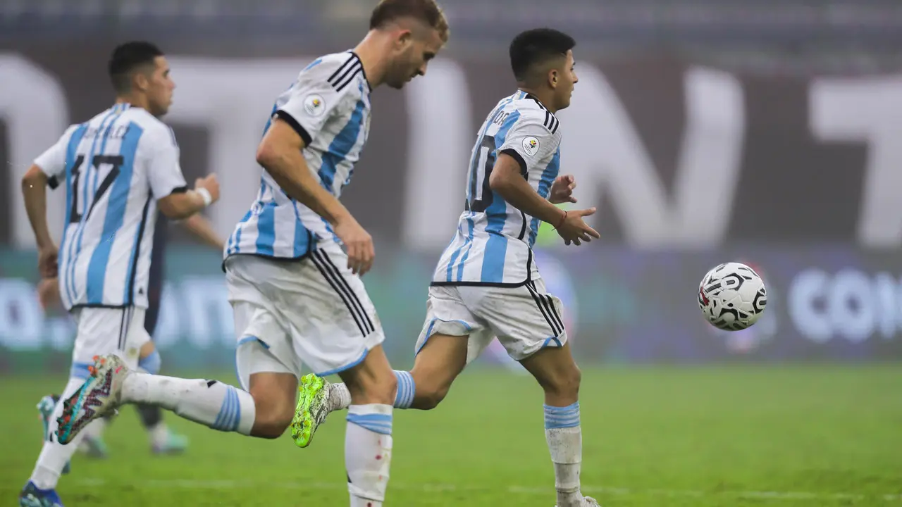 Thiago Almada (d) de Argentina celebra un gol en foto de archivo de Rayner Pe&ntilde;a R.EFE