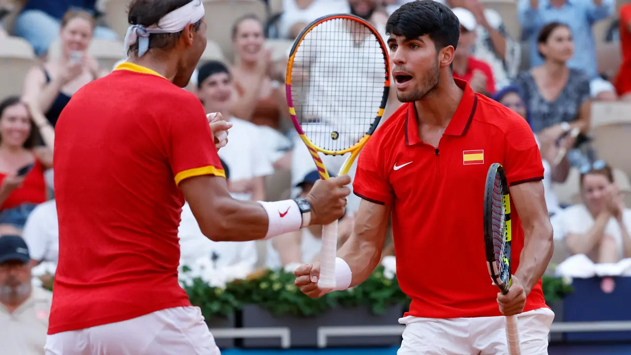 Los tenistas espa&ntilde;oles Rafa Nadal (i) y Carlos Alcaraz celebran su victoria ante la pareja de Pa&iacute;ses Bajos compuesta por Wesley Koolhof y Tallon Griekspoor este martes, durante el partido de segunda ronda de dobles masculino de tenis, parte de los Juegos Ol&iacute;mpicos de Par&iacute;s 2024, en la capital francesa. EFE/ Juanjo Mart&iacute;n