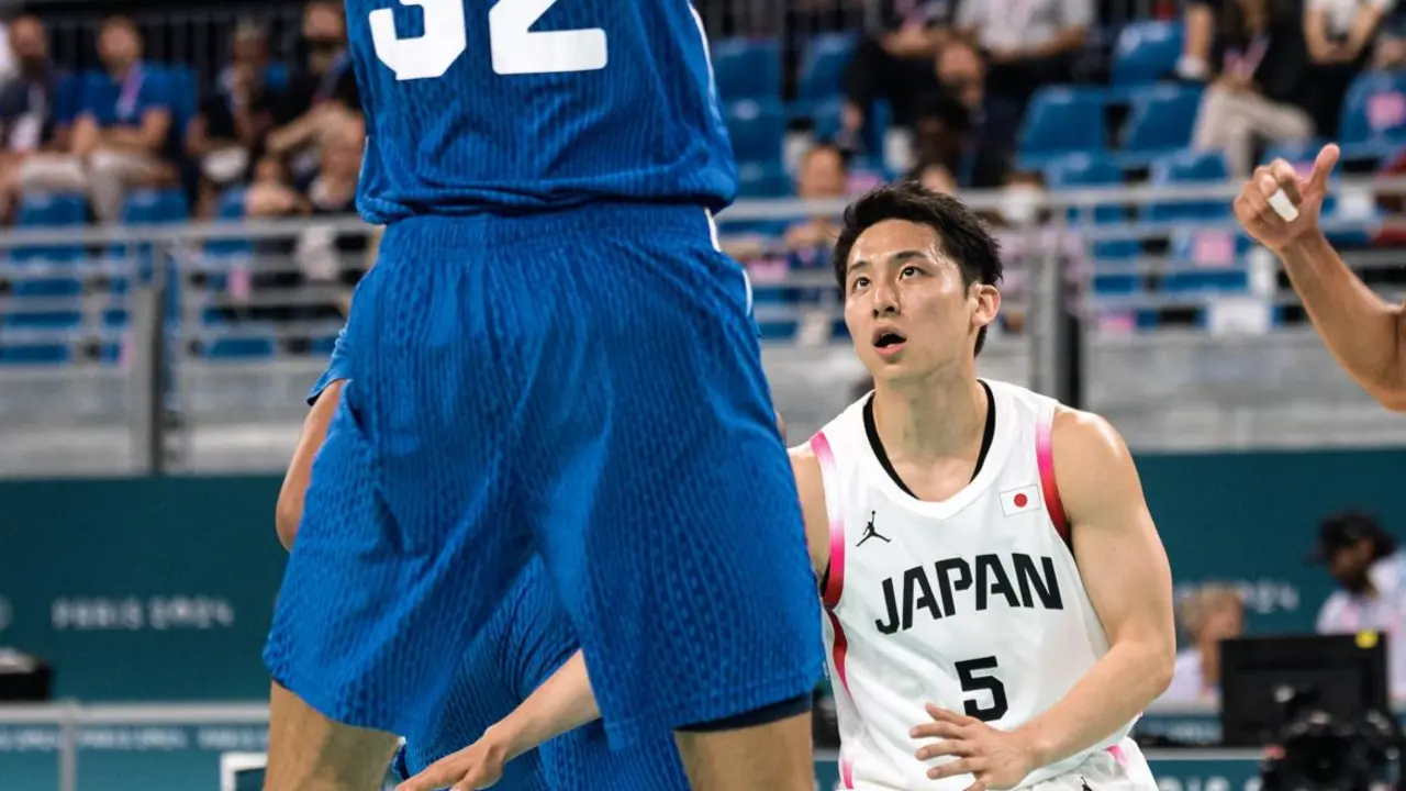EL japon&eacute;s Yuki Kawamura observa con atenci&oacute;n al franc&eacute;s Victor Wembanyama. EFE/EPA/ALEX PLAVEVSKI