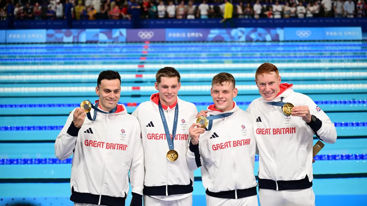 Los campeones ol&iacute;mpicos, los brit&aacute;nicos (de i a d) James Guy, Duncan Scott, Matthew Richards, y Tom Dean pposan tras la carrera de los 4x200m estilo libre en los Juegos de Par&iacute;s.EFE/EPA/CHRISTIAN BRUNA