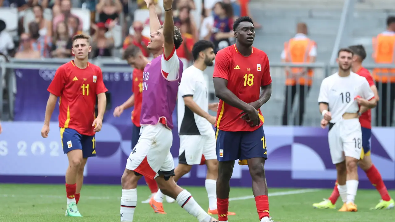 El futbolista espa&ntilde;ol Samuel Omorodion (c) tras el partido del Grupo C de f&uacute;tbol masculino de los Juegos Ol&iacute;mpicos de Par&iacute;s 2024 en el Estadio de Burdeos (Francia). EFE/ Kiko Huesca