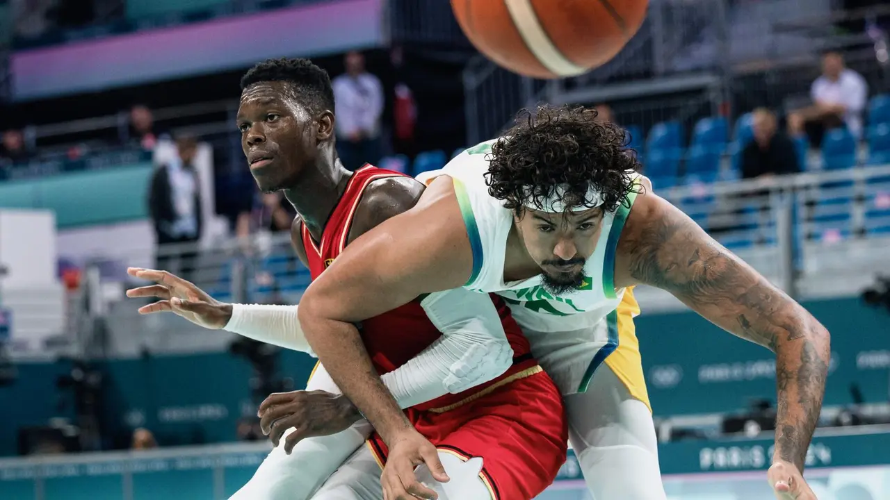El alem&aacute;n Dennis Schroder en acci&oacute;n ante el brasile&ntilde;o Lucas Dias of Brazil (d) en el Pierre Mauroy Stadium en Villeneuve-d'Ascq, Francia. EFE/EPA/ALEX PLAVEVSKI