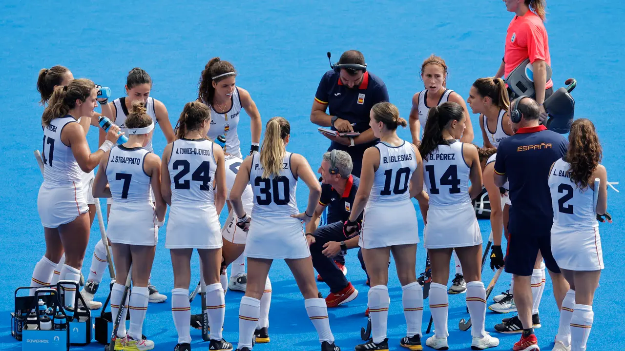 Las jugadoras espa&ntilde;olas escuchan las indicaciones del seleccionador Carlos Garc&iacute;a Cuenca (c) en un descanso del partido de hockey hierba de los Juegos Ol&iacute;mpicos de Par&iacute;s 2024 disputado contra Argentina en el estadio Yves-du-Manoir Stadium 1 en Colombes, Francia. EFE/ Lavandeira Jr.