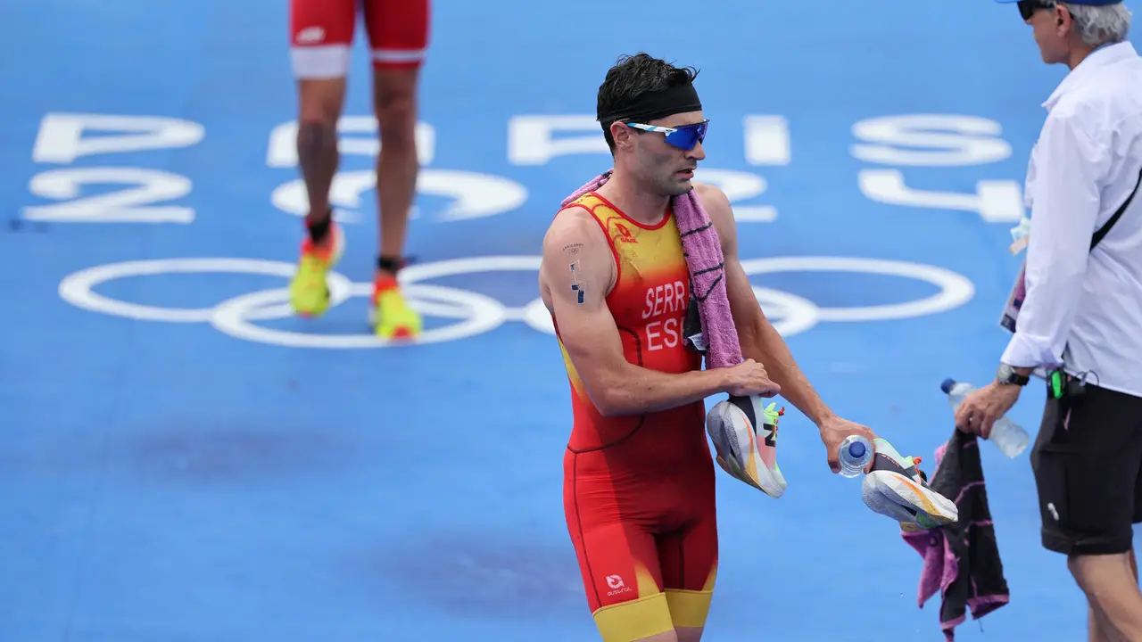 El triatleta gallego Antonio Serrat, tras cruzar la meta en la prueba de triatl&oacute;n masculino. EFE/ Miguel Guti&eacute;rrez