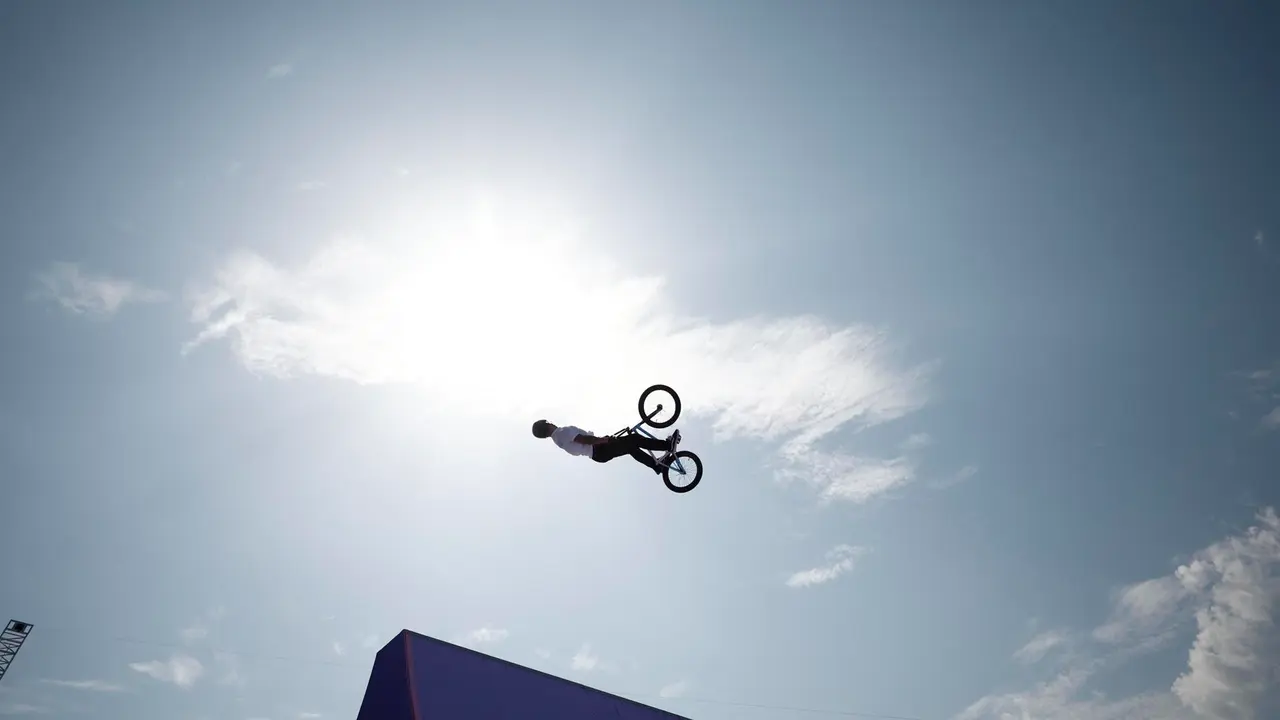 El ciclista Jos&eacute; 'Maligno' Torres en la La Concorde en Par&iacute;s, Francia. EFE/EPA/YOAN VALAT