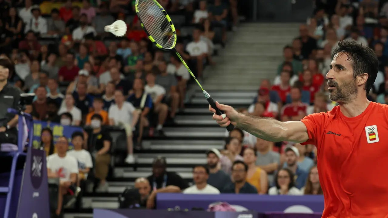 El espa&ntilde;ol Pablo Abi&aacute;n durante su partido ante el malasio Zii Jia Lee en el individual masculino celebrado en el marco de los Juegos Ol&iacute;mpicos, en Par&iacute;s, Francia. EFE/ Sashenka Guti&eacute;rrez