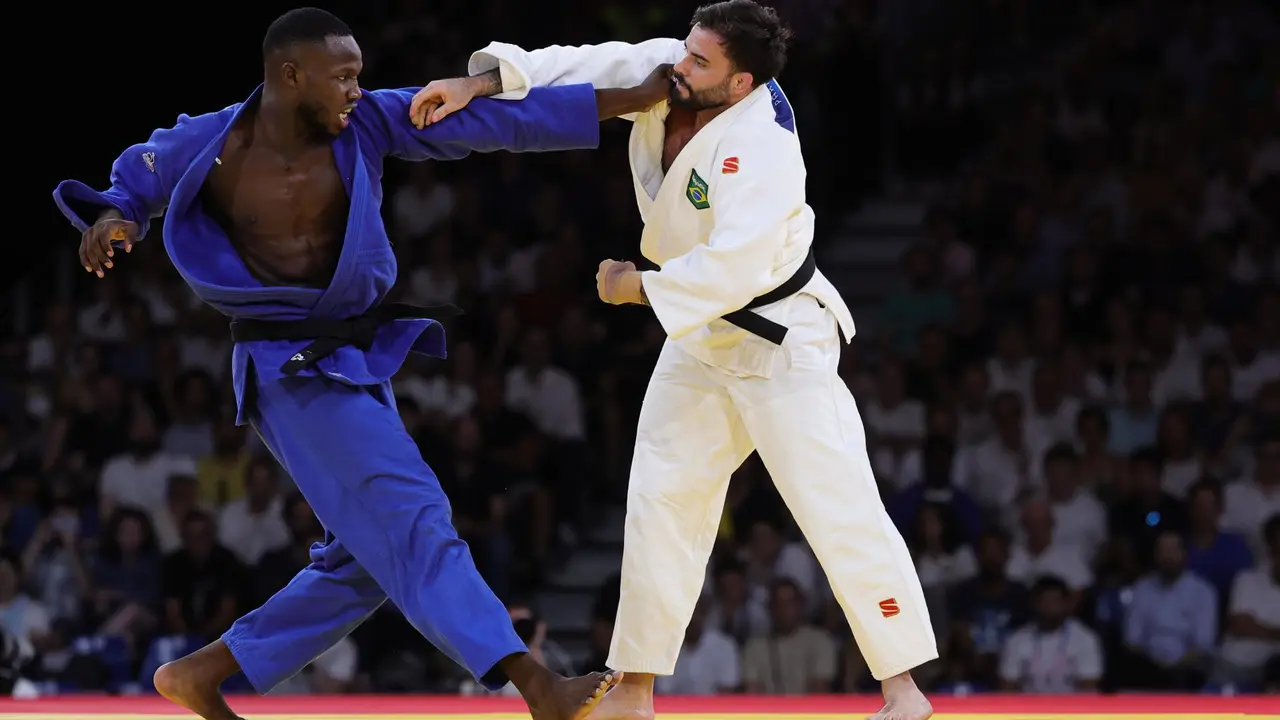 El judoca brasile&ntilde;o Rafael Macedo (blanco), und&eacute;cimo del mundo, roz&oacute; la medalla en el pabell&oacute;n de los Campos de Marte en Par&iacute;s, Francia. EFE/EPA/TERESA SUAREZ