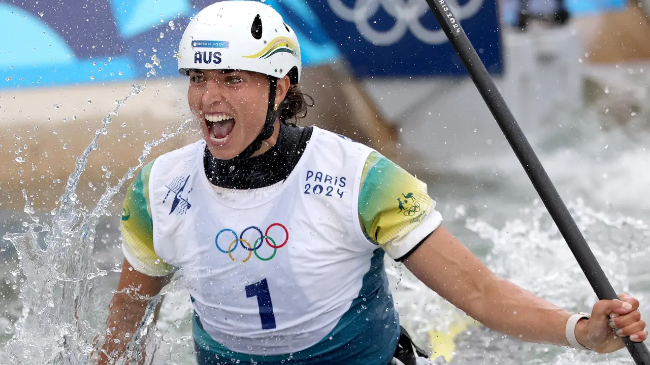 La australiana Jessica Fox celebra so ol&iacute;mpico en Vaires-sur-Marne Nautical Stadium, en Vaires-sur-Marne, Francia. EFE/EPA/ALI HAIDER