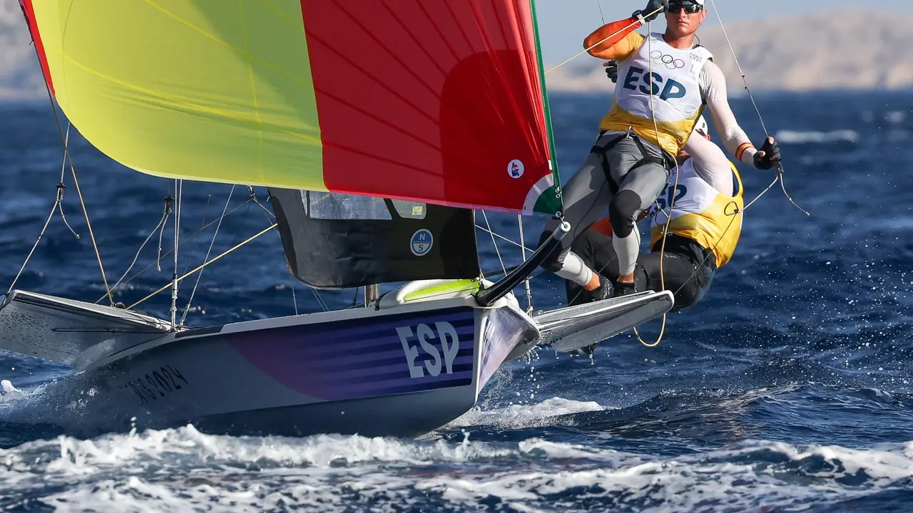 Diego Bot&iacute;n y Florian Trittel, componentes del 49er espa&ntilde;ol en los Juegos Ol&iacute;mpicos de Par&iacute;s 2024, en las aguas de Marsella, Francia. EFE/EPA/OLIVIER HOSLET