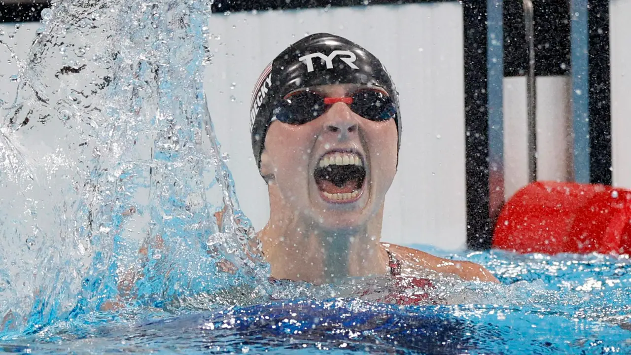 La estadounidense Katie Ledecky en la piscina de La Defense Arena en Par&iacute;s, Francia. EFE/EPA/FRANCK ROBICHON