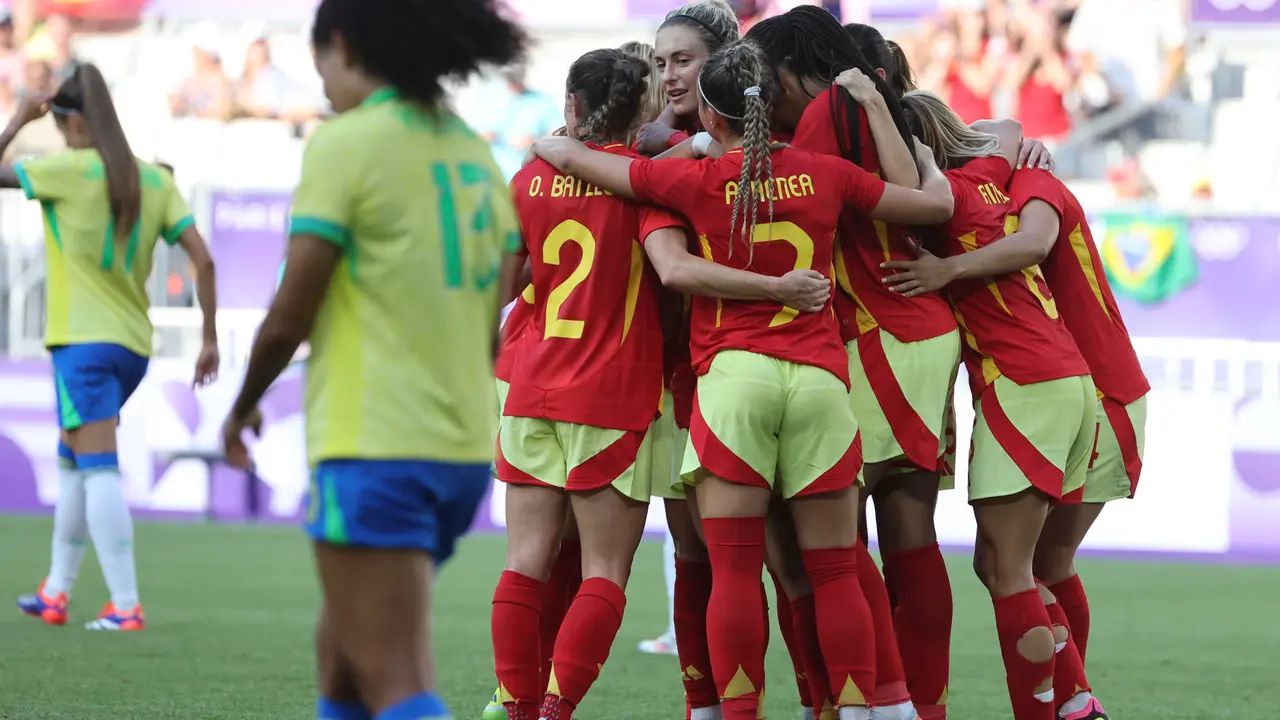 La centrocampista espa&ntilde;ola Alexia Putellas (c) celebra con sus compa&ntilde;eras tras anotar el 0-2 ante Brasil este mi&eacute;rcoles, en el partido del Grupo C de F&uacute;tbol Femenino de los Juegos Ol&iacute;mpicos de Par&iacute;s 2024, entre Brasil y Espa&ntilde;a, celebrado en el Estadio de Burdeos (Francia). EFE/ Kiko Huesca
