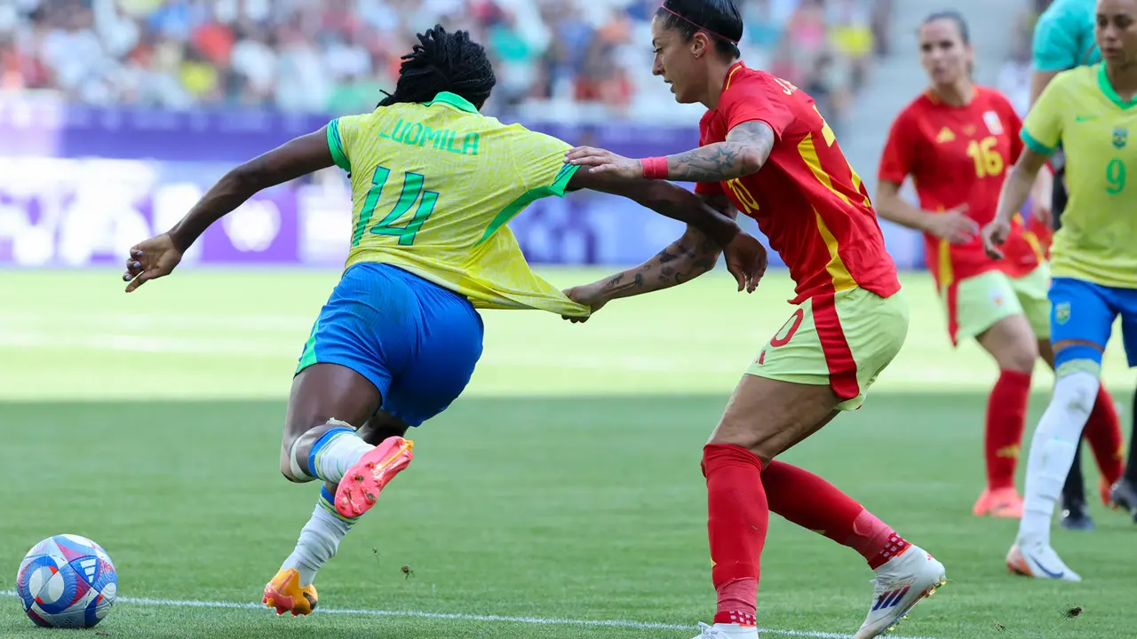 La delantera brasile&ntilde;a Ludmila (i) disputa un bal&oacute;n ante la delantera espa&ntilde;ola Jennifer Hermoso. EFE/ Kiko Huesca
