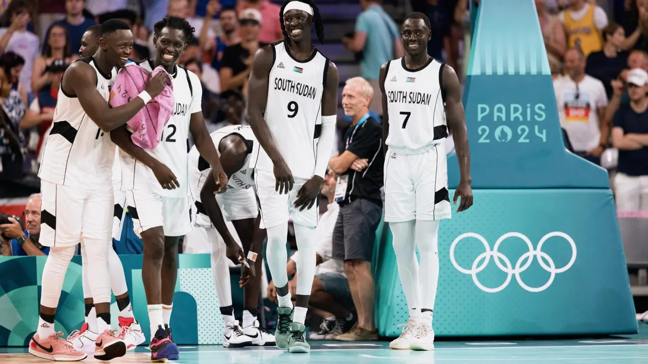 Jugadores del Sudan del Sur celebran su victoria sobre Puerto Rico. PEFE/EPA/ALEX PLAVEVSKI