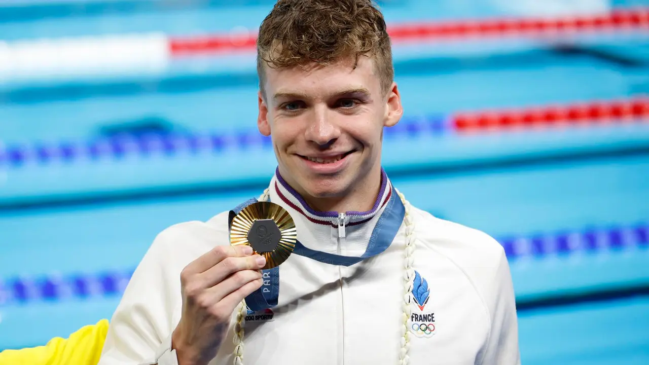 El nadador franc&eacute;s Leon Marchand posa con la medalla de oro conseguida en la prueba de los 200 metros braza de los Juegos Ol&iacute;mpicos de Par&iacute;s 2024. EFE/EPA/FRANCK ROBICHON