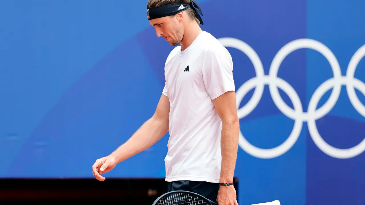 El todav&iacute;a campe&oacute;n ol&iacute;mpico de tenis individual masculino, el alem&aacute;n Alexander Zverev en las pistas de Rolad Garros. EFE/EPA/RONALD WITTEK