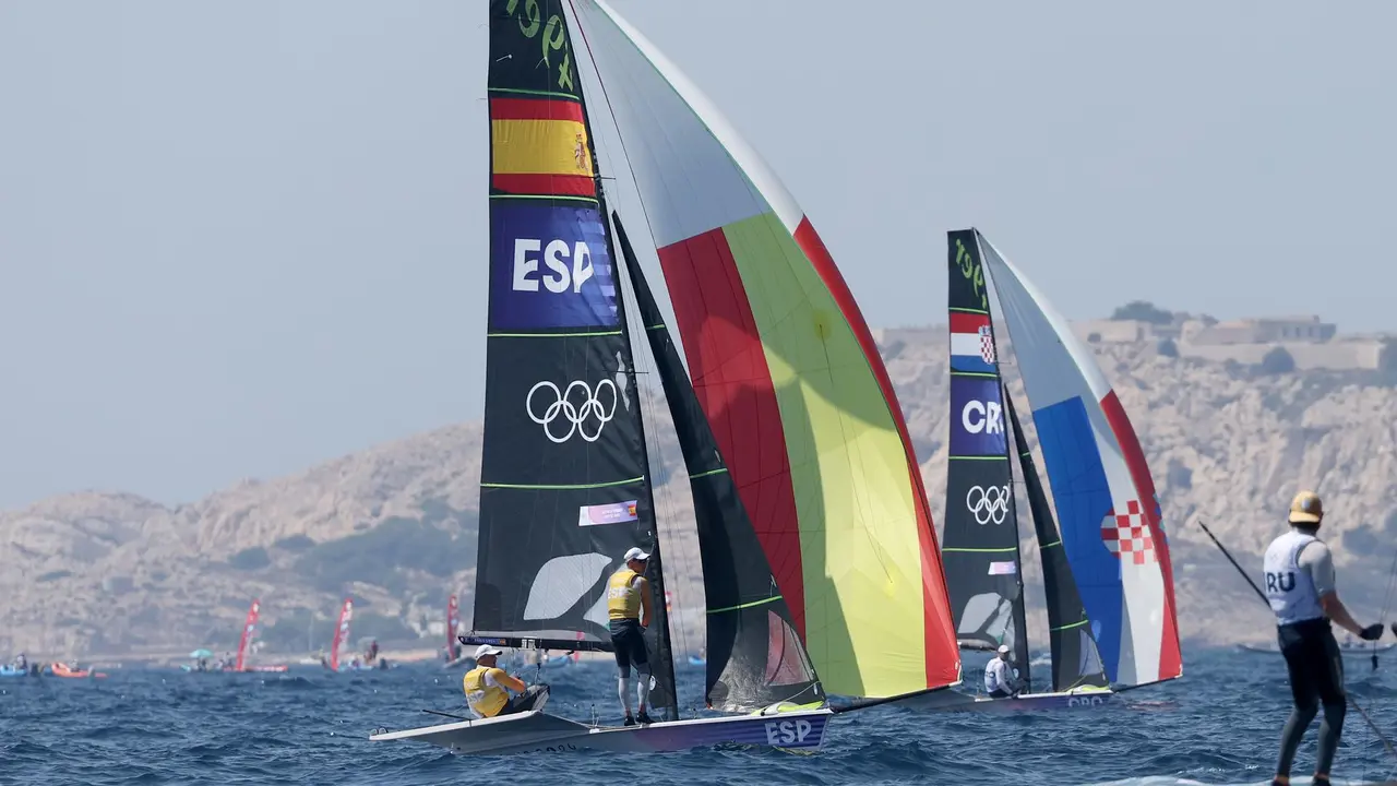 Los espa&ntilde;oles Diego Botin le Chever y Florian Trittel Paul en aguas de Marsella, Francia. EFE/EPA/OLIVIER HOSLET