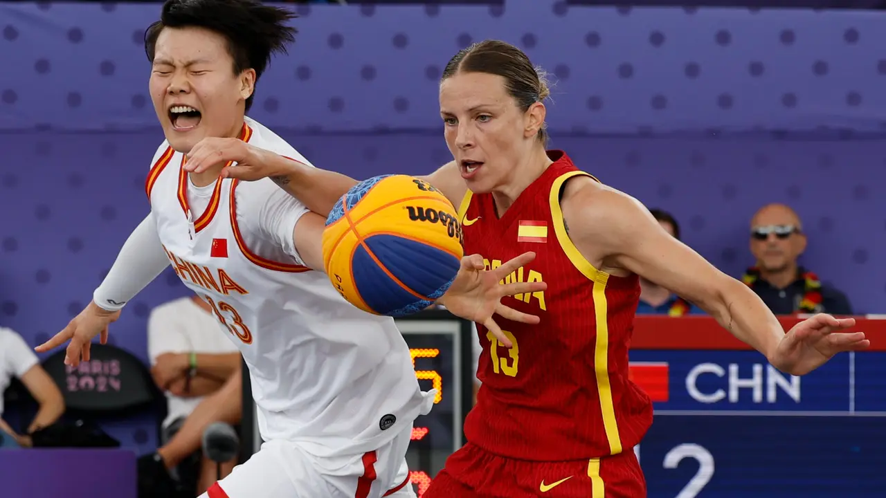 La espa&ntilde;ola Sandra Ygueravide (d) y la China Jiyuan Wan en el partido de la fase de grupos que han disputado Espa&ntilde;a y China en la La Concorde, Par&iacute;s, Capital. EFE/ Julio Munoz