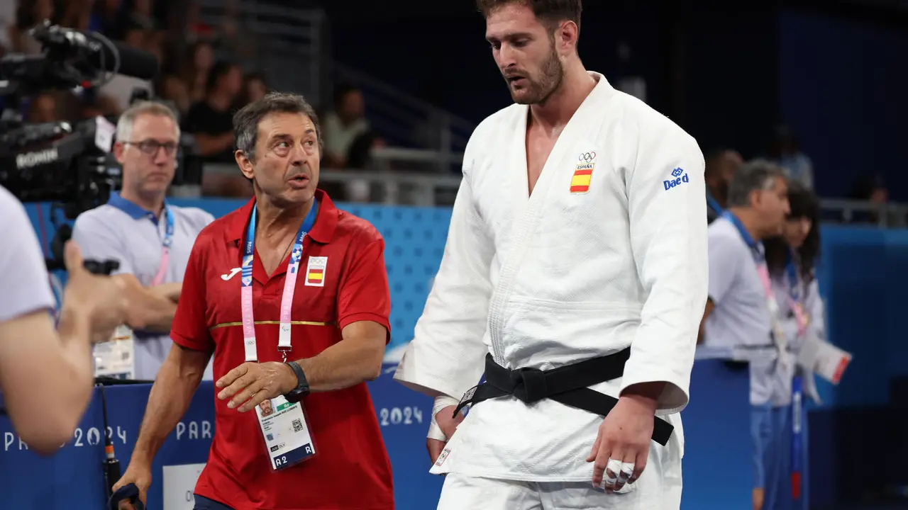 El entrenador nacional de judo masculino Joaqu&ntilde;in Ruiz Llorente (i) conversa con el espa&ntilde;ol Niko Shera (d) durante los Juegos O&iacute;mpicos Par&iacute;s 2024, este jueves, en la capital francesa. EFE/ Miguel Gutierrez