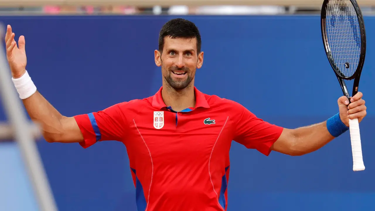 El serbio Novak Djokovic en el partido contra el griego Stefanos Tsitsipas en Roland Garros en Paris, Francia. EFE/EPA/RONALD WITTEK