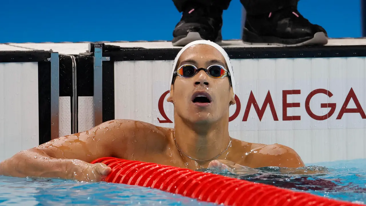 El nadador espa&ntilde;ol Hugo Gonz&aacute;lez durante la final masculina de 200m Espalda en los Juegos Ol&iacute;mpicos Par&iacute;s 2024, en el Paris La Defense Arena de Nanterre, Francia. EFE/ Lavandeira Jr