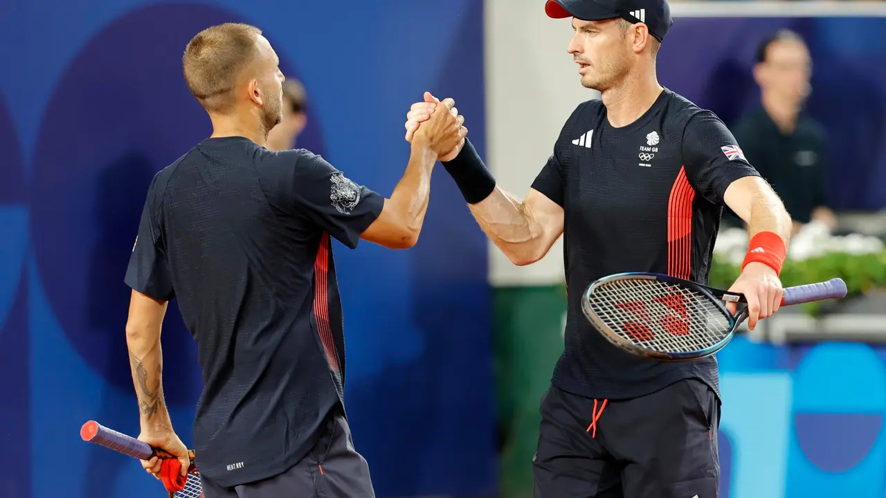 Los brit&aacute;nicos Andy Murray (d) y Daniel Evans tras perder en el dobles en las pistas de Roland Garros en Paris, Francia. EFE/EPA/RONALD WITTEK