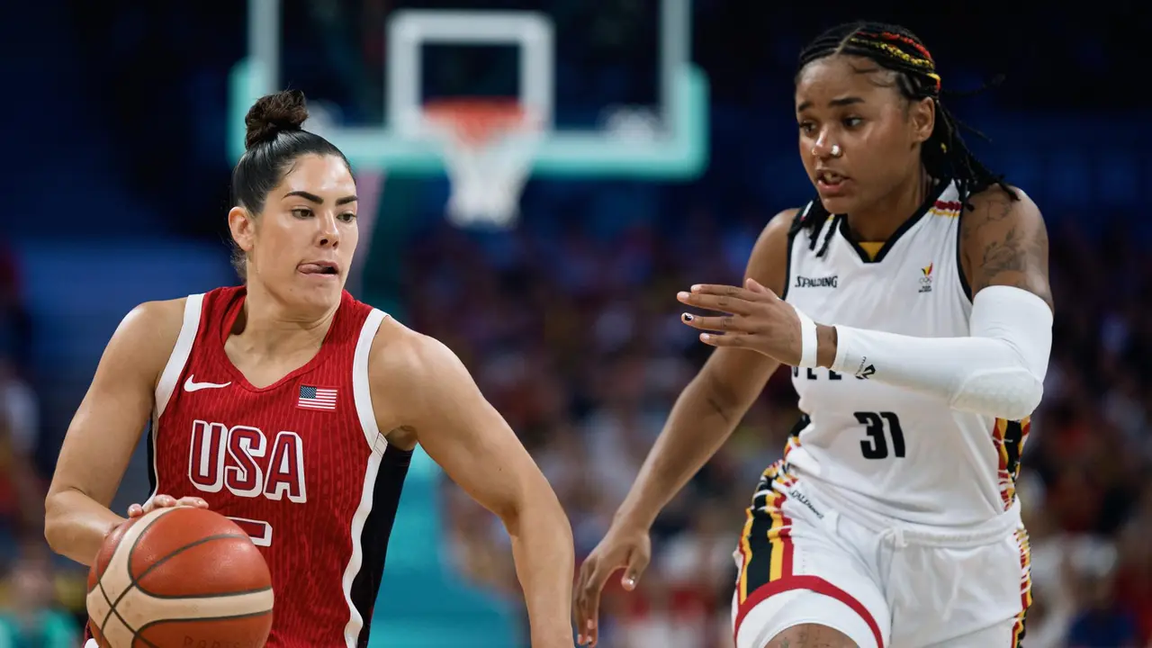 La estadounidense Kelsey Plum (I) en acci&oacute;n ante la belga Mbaka Maxuella Lisowa durante el partido del grupo VC jugado en el Pierre Mauroy Stadium en Villeneuve-d'Ascq, Francia. EFE/EPA/ALEX PLAVEVSKI