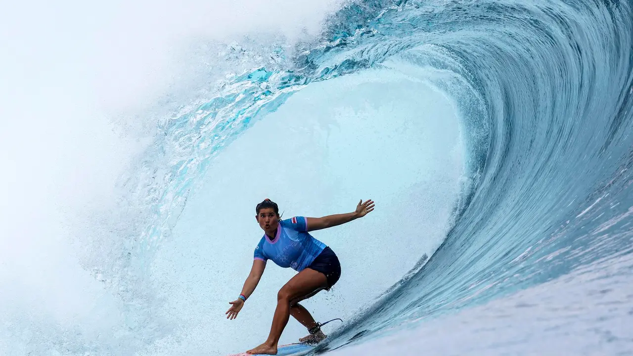 Fotograf&iacute;a del pasado 28 de julio de Brisa Hennessy, de Costa Rica, en acci&oacute;n durante la primera ronda de la competici&oacute;n femenina de surf de Par&iacute;s 2024 en Teahupo'o, Tahiti. EFE/FAZRY ISMAIL