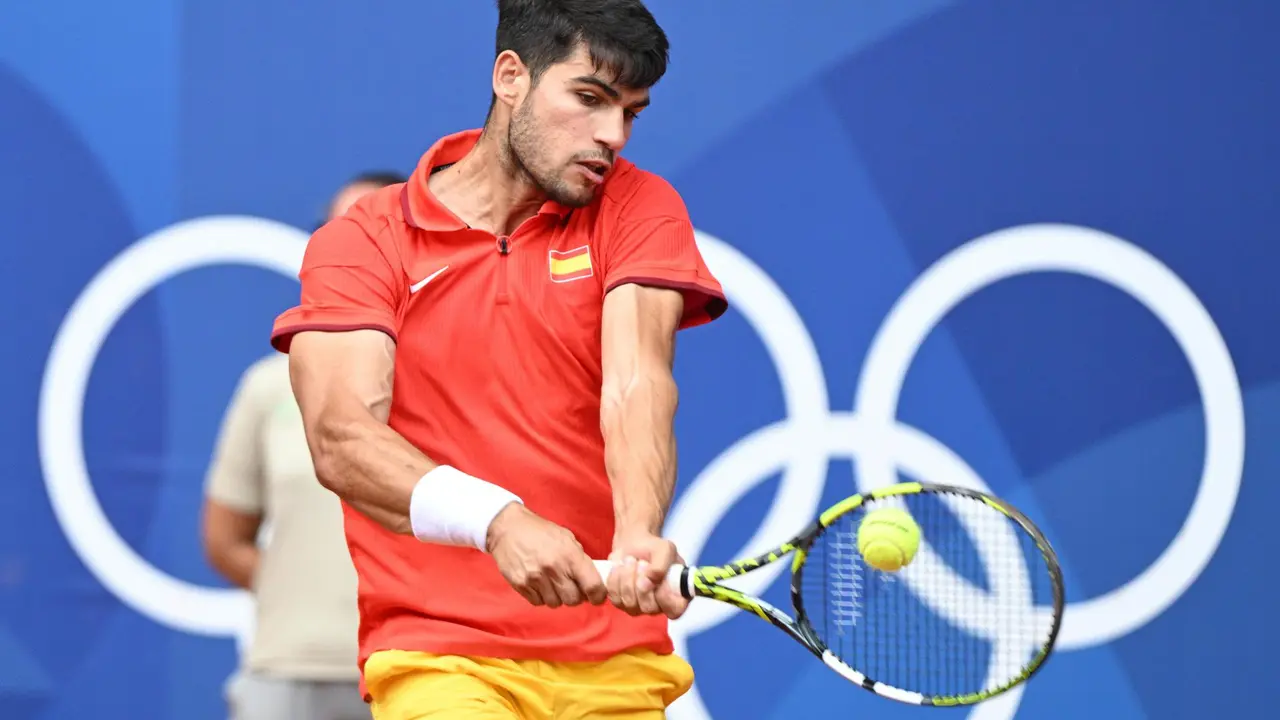 Carlos Alcaraz en acci&oacute;n contra Felix Auger-Aliassime de Canad&aacute; durante su partido de semifinales individual de los Juegos Ol&iacute;mpicos de Par&iacute;s 2024. EFE/EPA/CAROLINE BLUMBERG