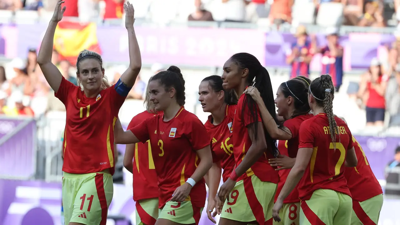 La centrocampista espa&ntilde;ola Alexia Putellas (iz) celebra con sus compa&ntilde;eras un gol. EFE/ Kiko Huesca