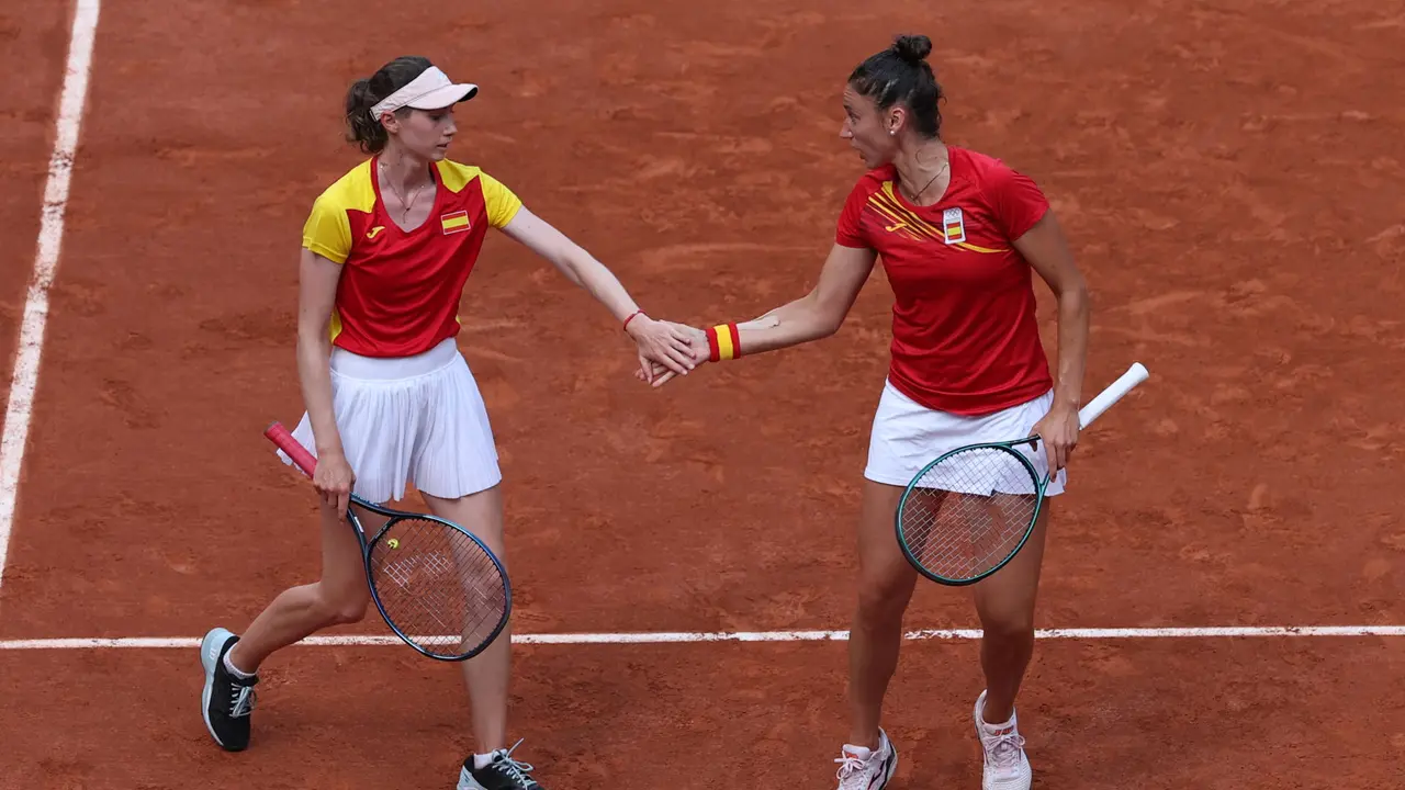 Las tenistas espa&ntilde;olas Sara Sorribes (d) y Cristina Bucsa (i) durante la semifinal de dobles femeninos ante las rusas Mirra Andreeeva y Diana Shnaider. EFE/ Juanjo Mart&iacute;n
