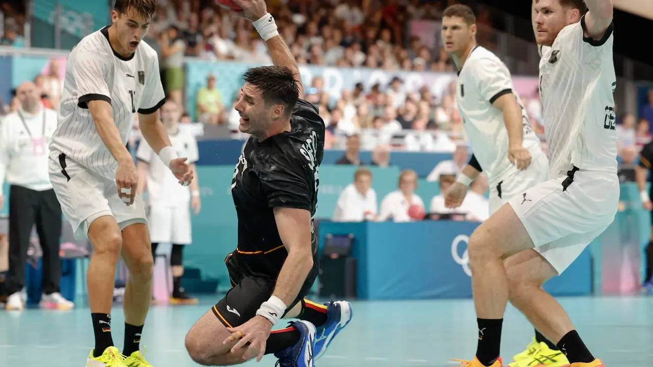 El lateral de Espa&ntilde;a, Jorge Maqueda, lanza ante los jugadores de Alemania. EFE/ Miguel To&ntilde;a