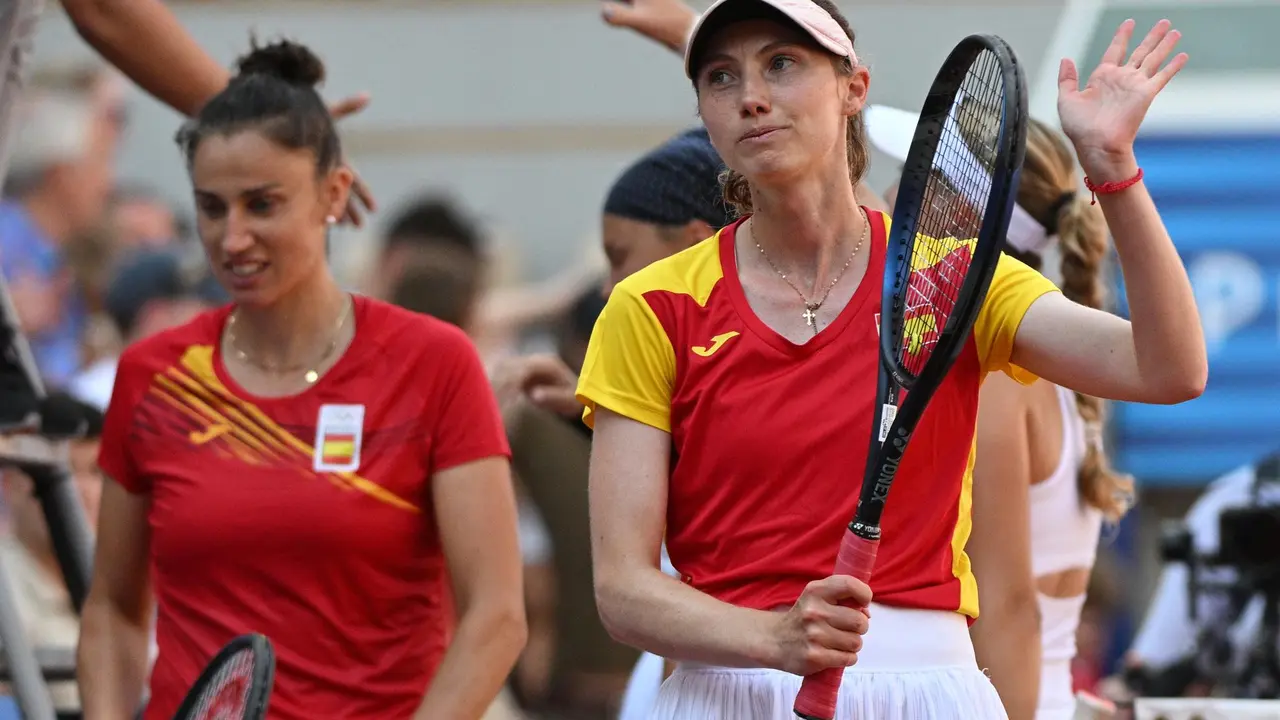 Sara Sorribes y Cristina Bucsa tras perder el partido de hoy.EFE/EPA/CAROLINE BLUMBERG